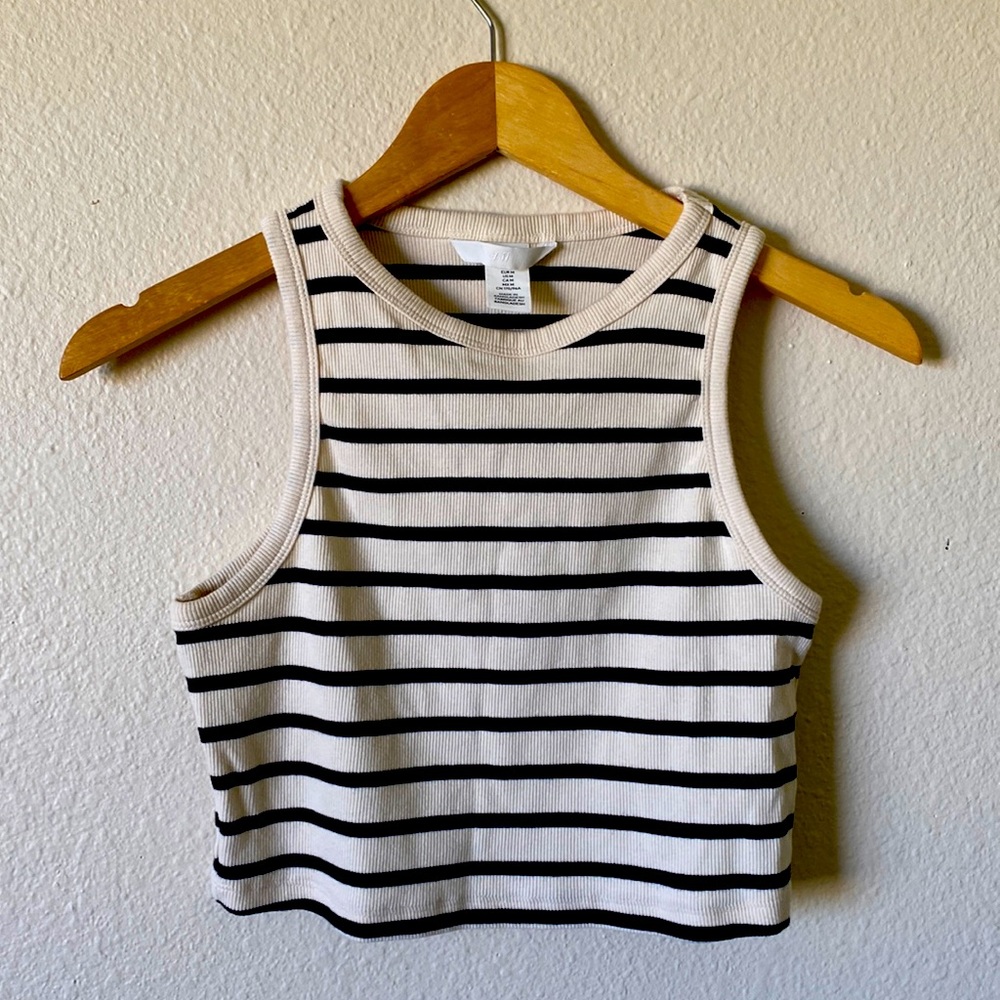 H & M super cute and casual cropped striped top 🖤🤍